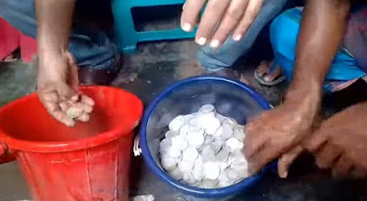 চুয়াডাঙ্গায় মাটির নীচে মিলল ইস্ট ইন্ডিয়া কোম্পানির রূপার মুদ্রা (ভিডিও)